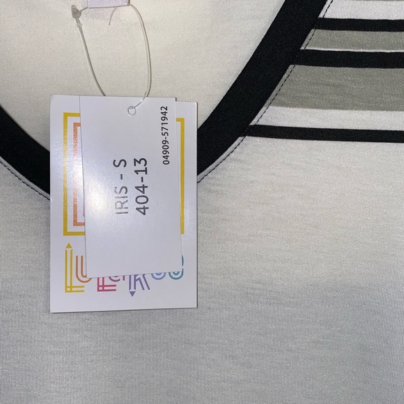 LulaRoe Iris Shirt - Picture 2 of 4